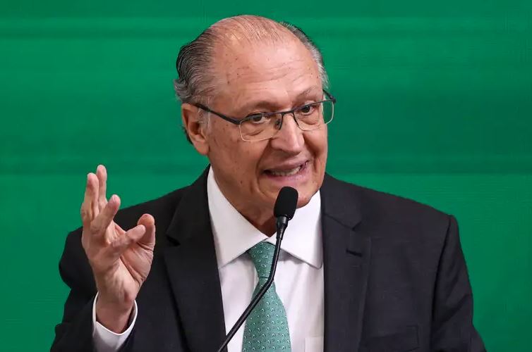 Alckmin anuncia projeção recorde para exportações brasileiras durante evento da ApexBrasil.