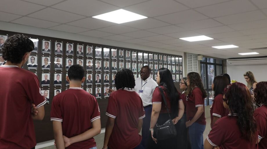 Alunos durante visita ao plenário do Tribunal de Justiça de Mato Grosso do Sul