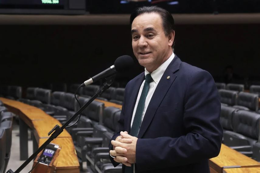 Adilson Barroso assume mandato na Câmara após renúncia de Carla Zambelli, presa na Itália.