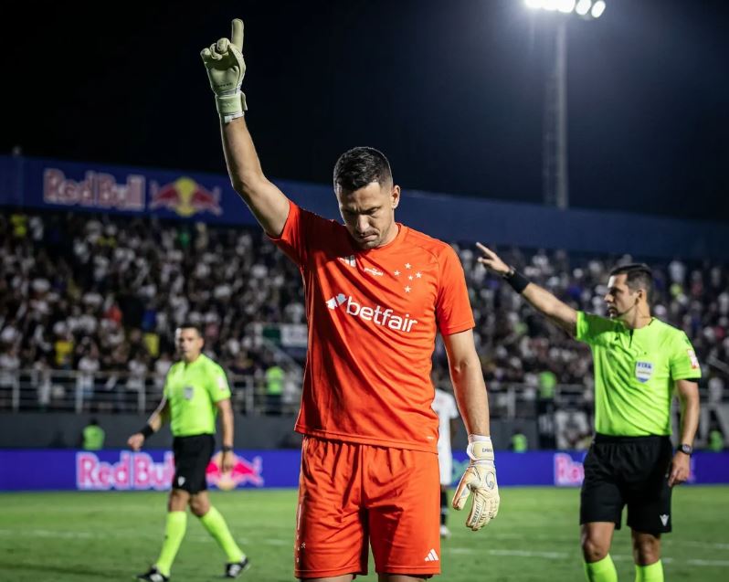 Léo Jardim foi decisivo nas cobranças e garantiu o Vasco na final da Copa do Brasil após 14 anos.