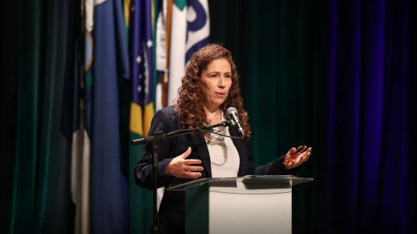 Esther Dweck participa de evento sobre democracia, direitos humanos e papel das estatais