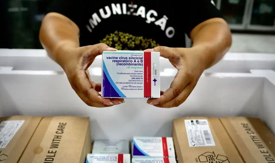 Ministério da Saúde inicia vacinação de gestantes contra o vírus sincicial respiratório (VSR) para proteger bebês da bronquiolite.