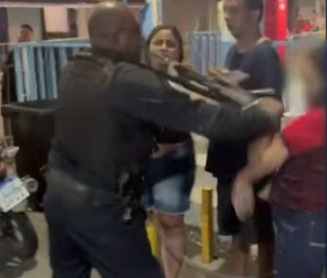 Policial militar agride idosa com coronhada de fuzil durante abordagem na Baixada Fluminense.