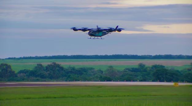 Eve avança na certificação do eVTOL após primeiro voo em escala real no interior paulista