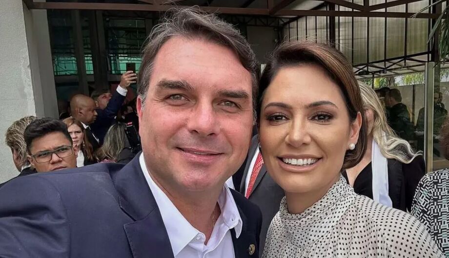 Senador Flávio Bolsonaro visita o pai, Jair Bolsonaro, e confirma reconciliação com a ex-primeira-dama Michelle após desentendimento sobre alianças políticas.