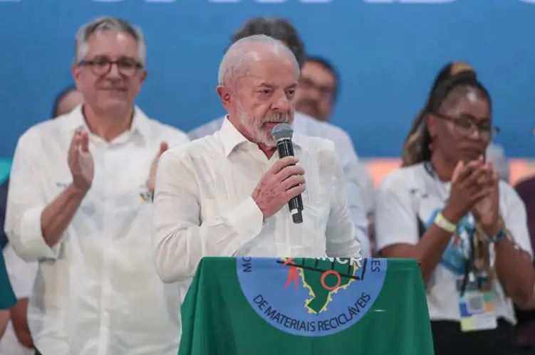 Durante evento com catadores, Lula defendeu políticas sociais e criticou restrições ao trabalho informal.