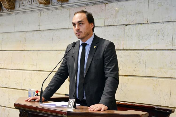 Carlos Bolsonaro confirmou que deixará o mandato de vereador para disputar o Senado por Santa Catarina em 2026.