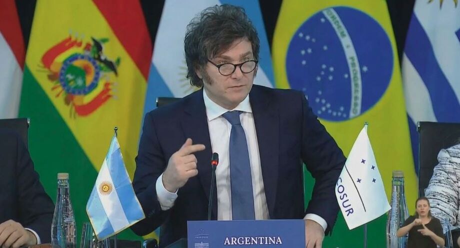 O presidente da Argentina, Javier Milei, durante discurso na 67ª Cúpula do Mercosul, em Foz do Iguaçu, quando criticou a atuação do bloco.