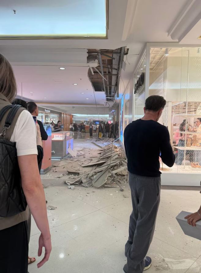 Placas e estruturas do teto ficaram espalhadas no corredor do shopping.