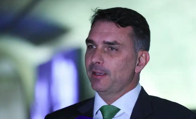 O senador Flávio Bolsonaro participará de conferência internacional sobre combate ao antissemitismo em Jerusalém, em janeiro de 2026.