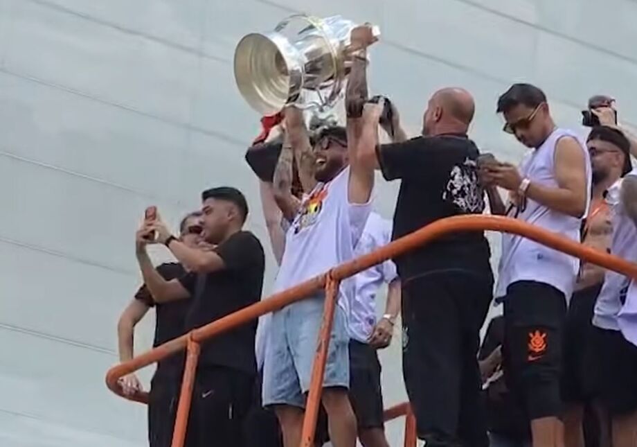 Jogadores do Corinthians celebram o título da Copa do Brasil com a torcida na Neo Química Arena.