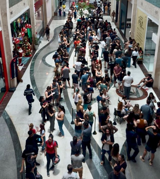 Fãs do Guns N' Roses se reúnem no Shopping Bosque dos Ipês nas primeiras horas da venda geral de ingressos em Campo Grande.