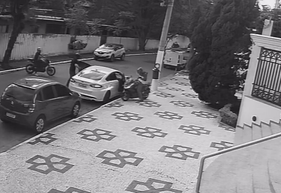 Abordagem foi feita por três assaltantes, que cercaram o veículo