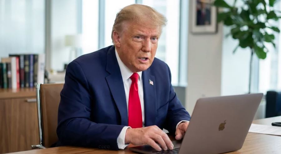 Donald Trump atribui crescimento do PIB e desempenho econômico dos EUA à política de tarifas adotada por seu governo.