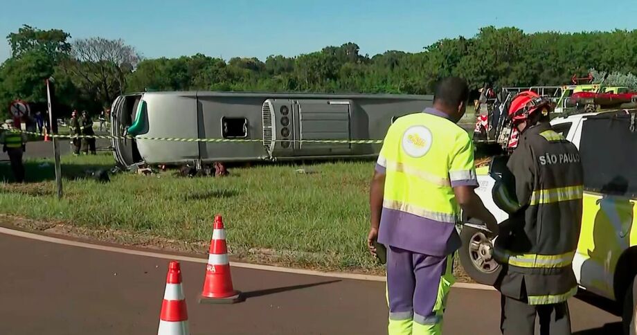 Ônibus de viagem tombou na entrada de Jaboticabal na véspera de Natal.