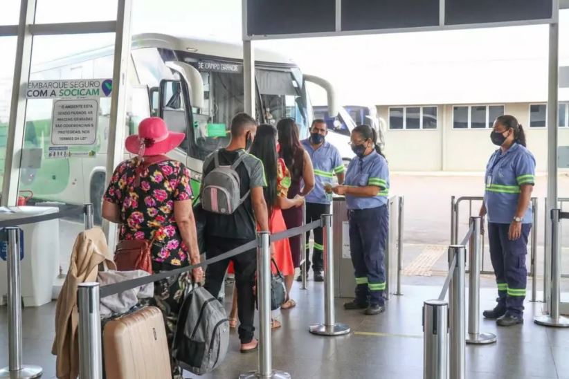 Movimento intenso na rodoviária reflete a busca de brasileiros por reencontros familiares no Natal.