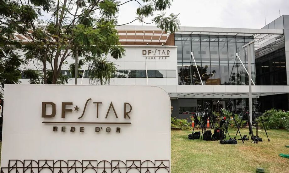 Ex-presidente Jair Bolsonaro está internado em hospital de Brasília para cirurgia, sob escolta da Polícia Federal.