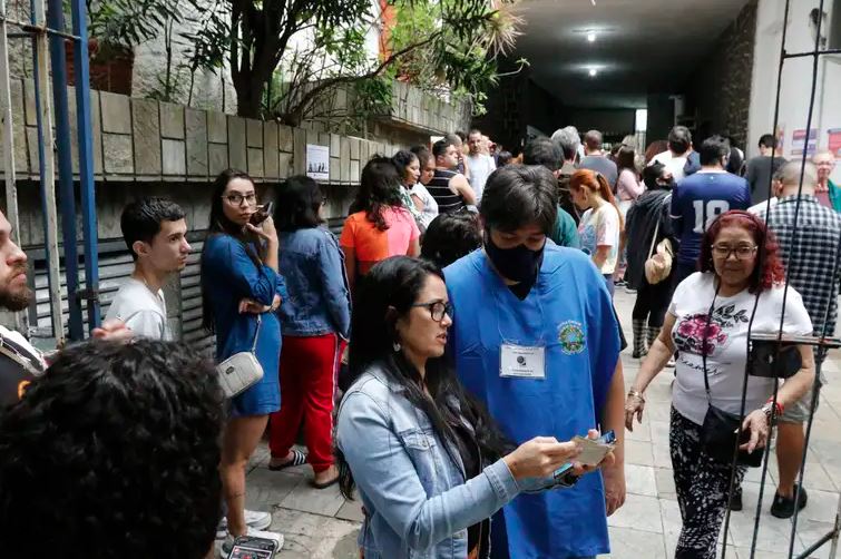 Pesquisa Datafolha aponta forte polarização política no Brasil, com diferenças de apoio conforme religião e perfil social.