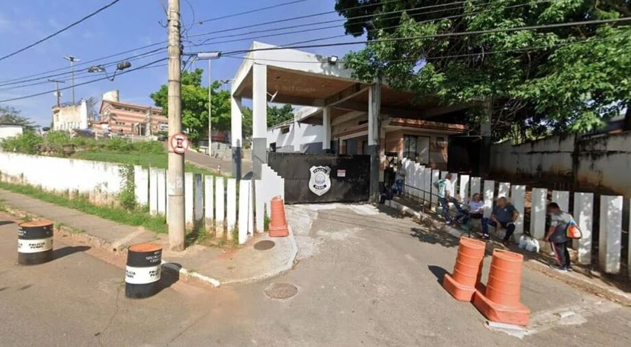 Polícia investiga fuga de detentos que deixaram presídio em Minas Gerais após uso de alvarás de soltura falsos.