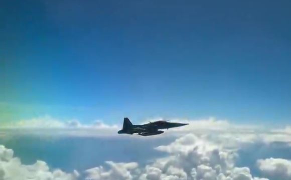 Caça da FAB realizou interceptação de rotina para checagem de avião particular durante voo entre São Paulo e Goiás.