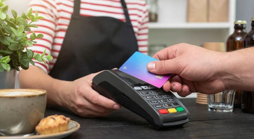 Juros do cartão de crédito seguem entre os mais altos do mercado, segundo dados do Banco Central.