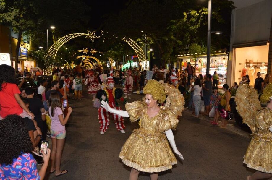 Último desfile da Parada Natalina reuniu milhares de pessoas no Centro de Campo Grande.