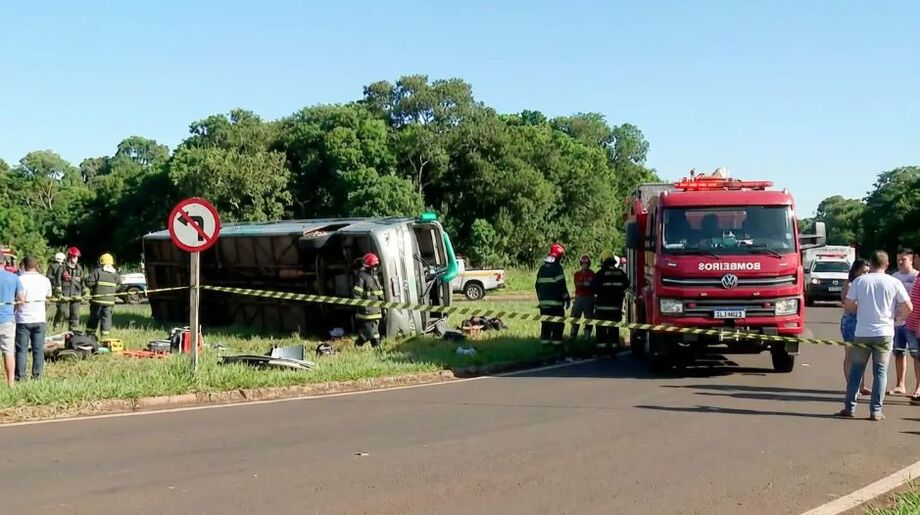 Ônibus de turismo tombou na Rodovia Faria Lima, em Jaboticabal, deixando duas pessoas mortas e feridos.