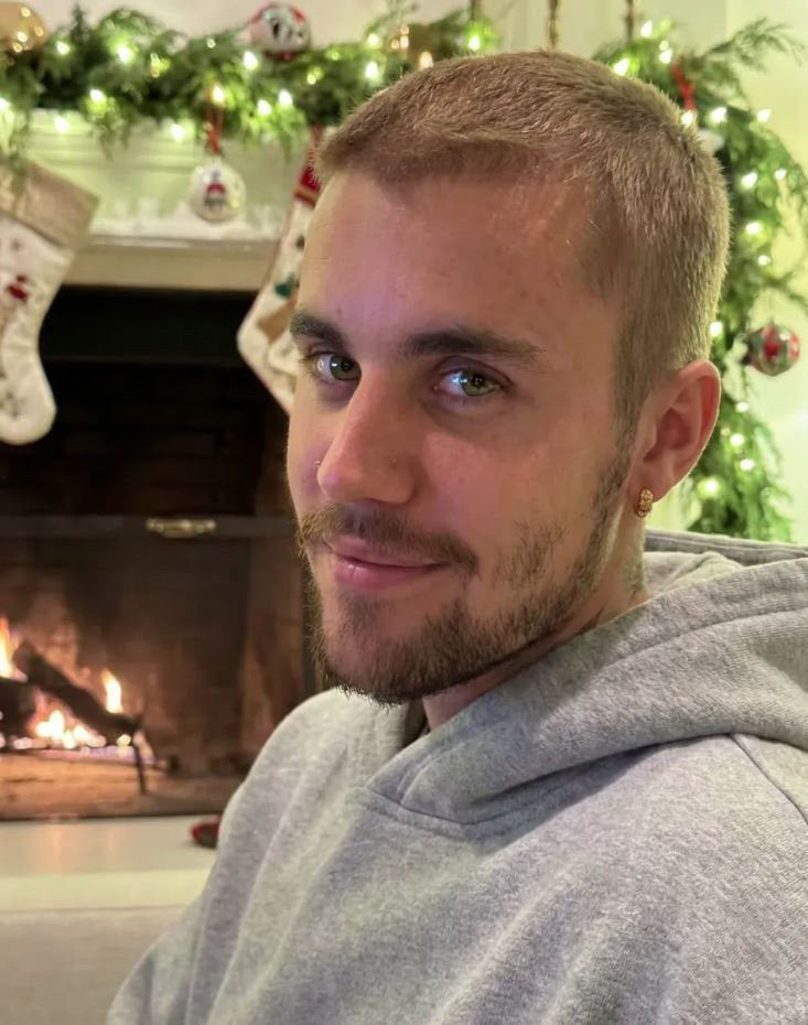 Justin Bieber usou o Natal para refletir sobre fé, carreira e os bastidores da indústria da música.