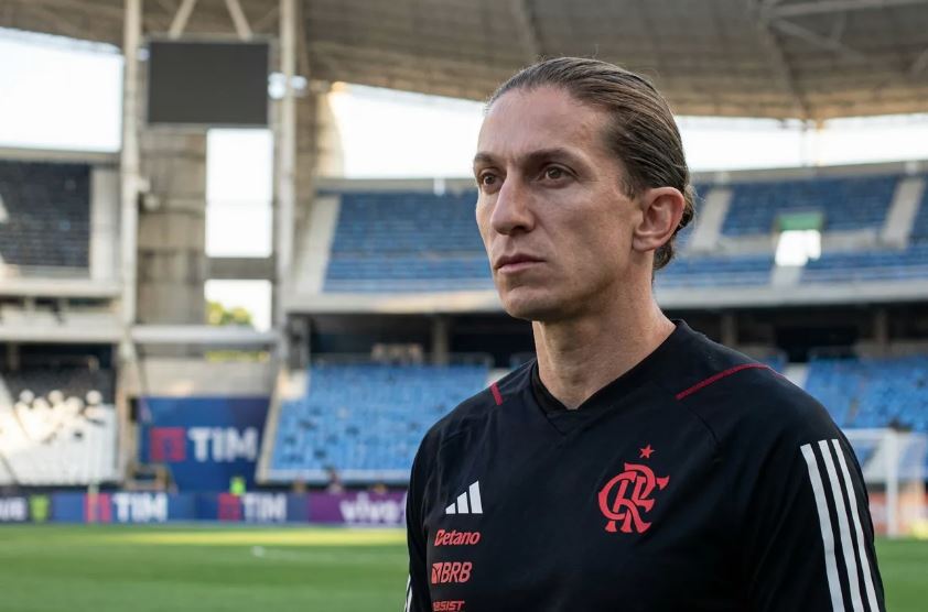 Filipe Luís tem contrato com o Flamengo até o fim de dezembro e ainda negocia renovação.