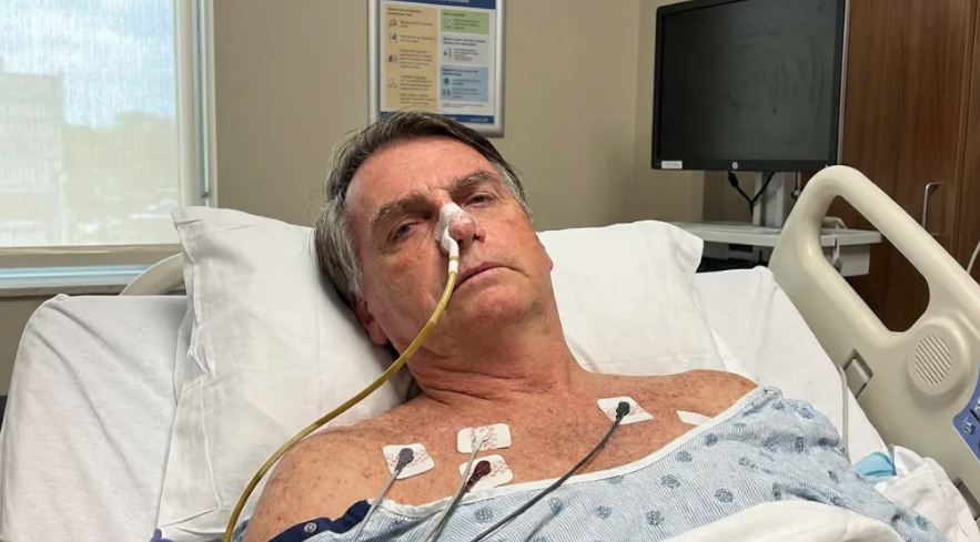 Jair Bolsonaro permanece internado em hospital de Brasília após cirurgia para correção de hérnia inguinal bilateral