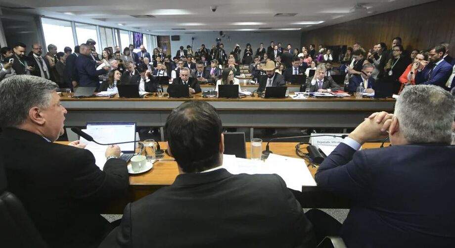 Comissão rejeitou, por maioria, a convocação de Fábio Luís Lula da Silva para depor à CPMI do INSS.