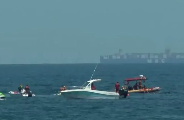 Bombeiros atuam na Praia de Copacabana após queda de avião de propaganda que deixou um piloto morto.