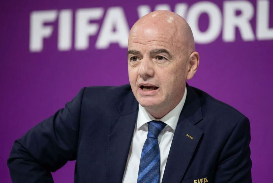 Gianni Infantino durante discurso em Dubai, onde defendeu os preços dos ingressos da Copa do Mundo de 2026.