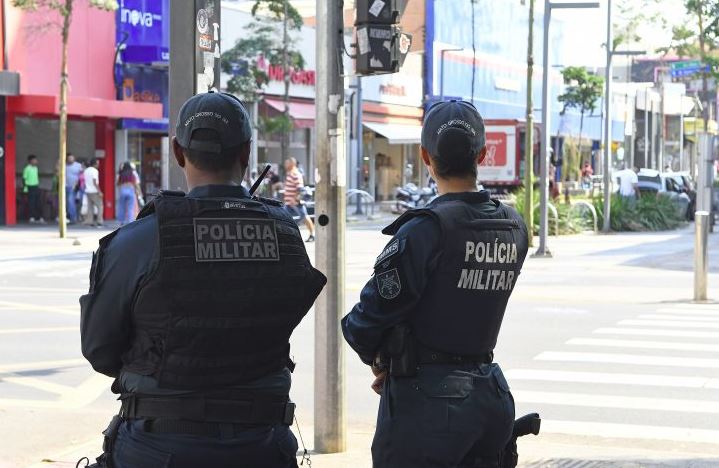 Policiais militares reforçam a presença no Centro de Campo Grande em meio ao aumento de furtos e roubos registrados em 2025.