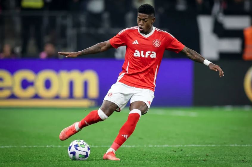 Vitão chega ao Rio para exames e deve ser o primeiro reforço do Flamengo para 2026.