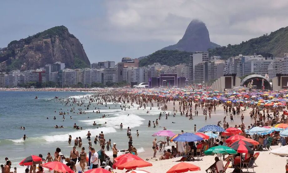 Prefeitura apreendeu garrafas e engradados enterrados na areia de Copacabana antes do réveillon