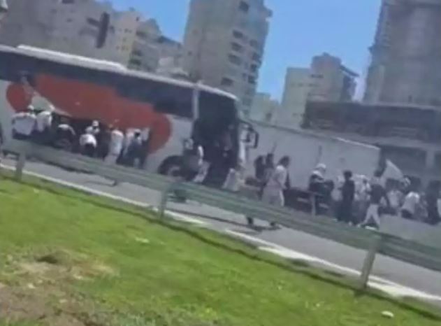 Ônibus com torcedores do Inter ficou destruído após ataque em Itapema; quatro pessoas tiveram ferimentos leves.