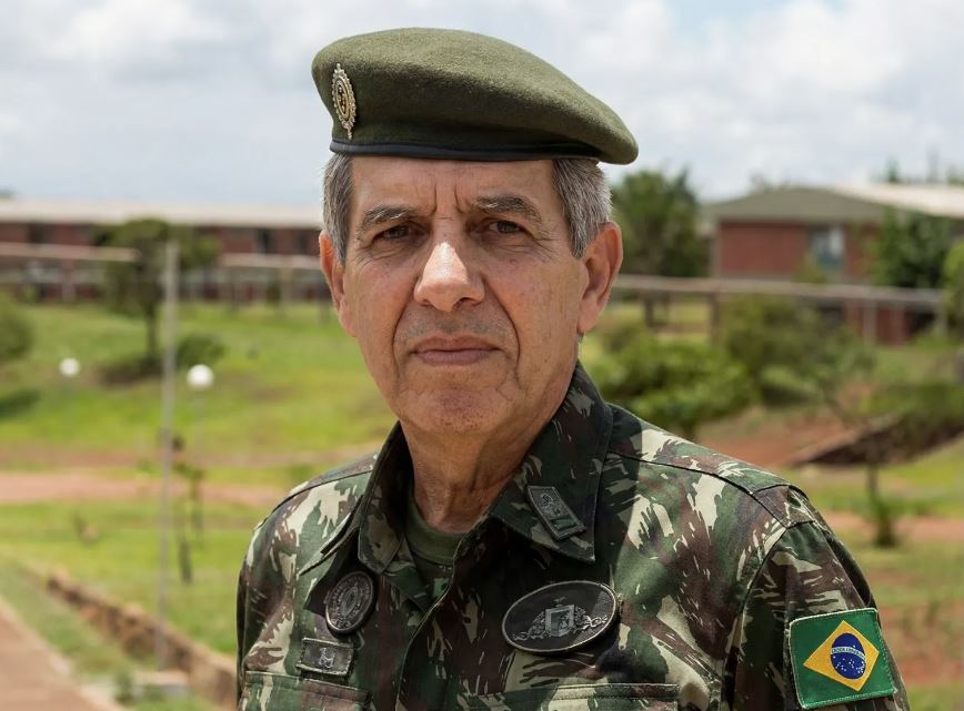 Polícia Federal e defesa divergem sobre entrega de passaporte de Augusto Heleno em investigação no STF.