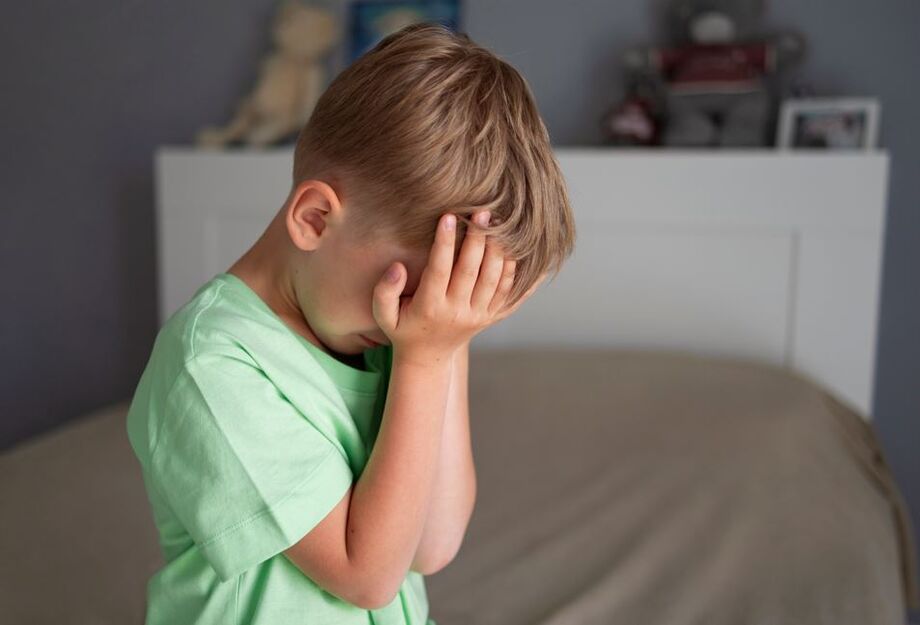 Barulho de fogos pode desencadear crises sensoriais em crianças com Transtorno do Espectro Autista.