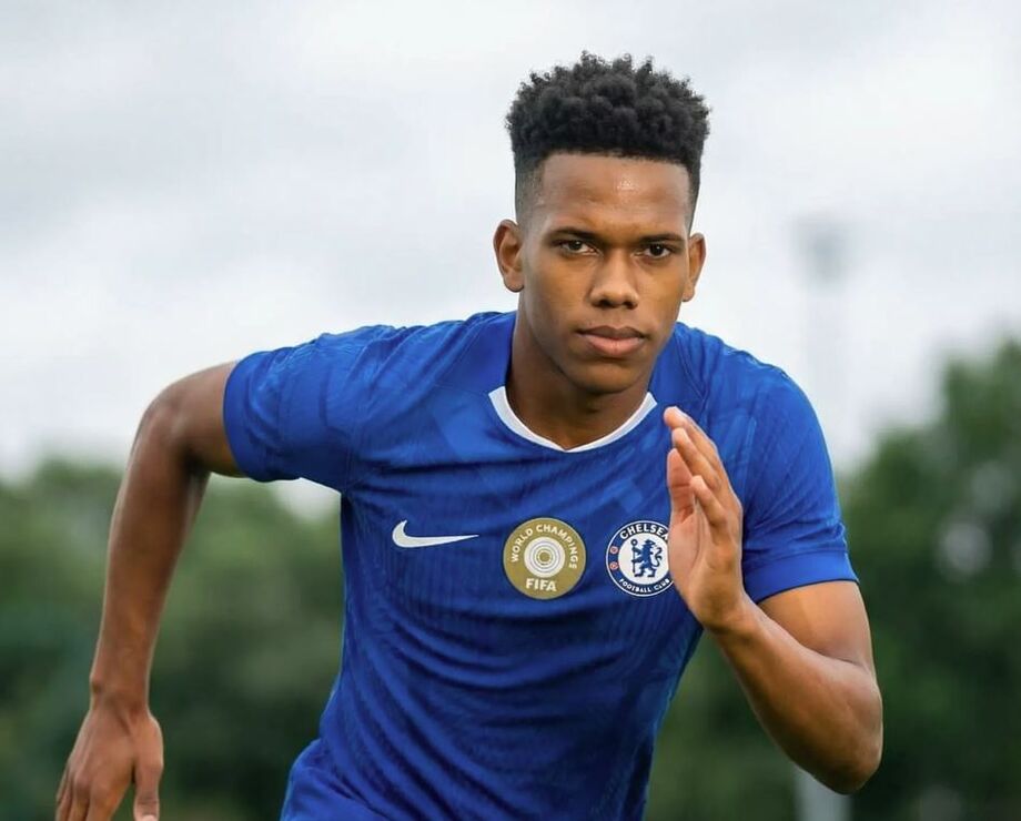 Brasileiro Estêvão se destaca pelo Chelsea, sofre pênalti e incomoda a defesa do Bournemouth no empate em 2 a 2 no Stamford Bridge.