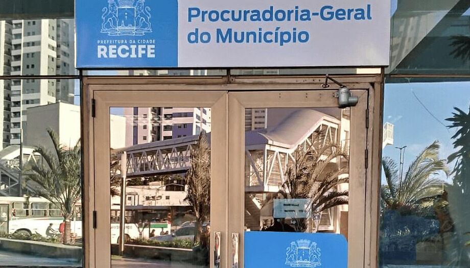 Prefeitura do Recife cancela nomeação de filho de procuradora para vaga de procurador após contestação sobre lista PCD e pressão de entidades da carreira.