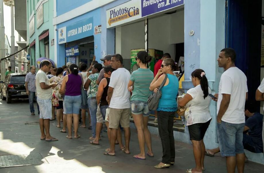 Apostadores enfrentam filas em casas lotéricas na véspera do sorteio da Mega da Virada, que paga prêmio histórico de R$ 1 bilhão.