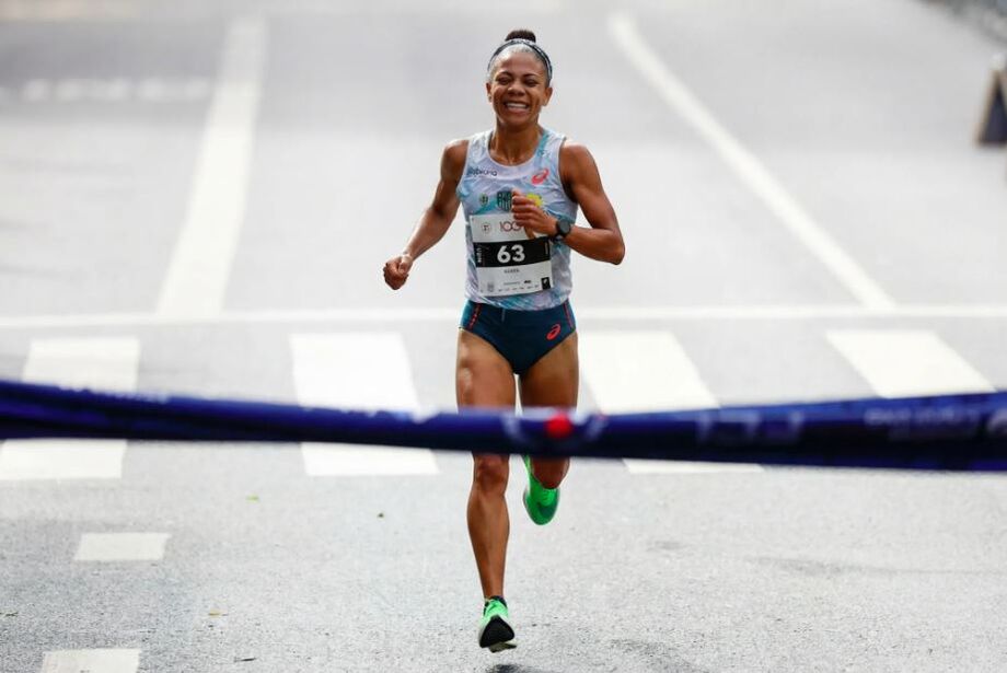 Núbia de Oliveira comemora o terceiro lugar na edição centenária da São Silvestre e projeta vitória em provas futuras.