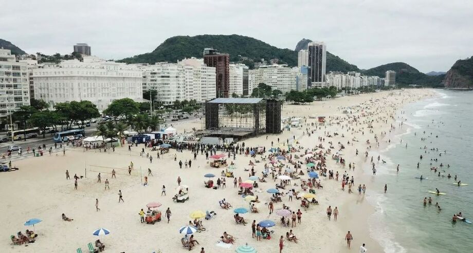 Réveillon no Rio de Janeiro deve ter céu nublado, chance de chuva e alerta de ressaca durante a virada para 2026.