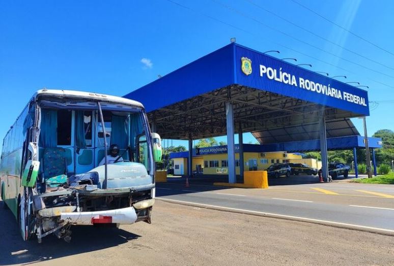Motorista foi flagrado pela PRF usando capacete para dirigir ônibus sem para-brisa na BR-158, em Paranaíba.