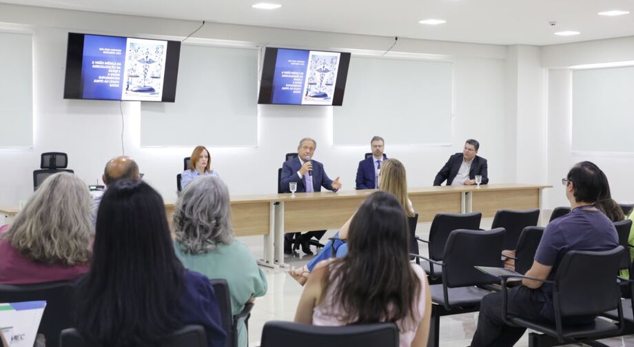Curso de atualização do Cejusc-Saúde reúne conciliadores e mediadores para capacitação em resolução de conflitos.