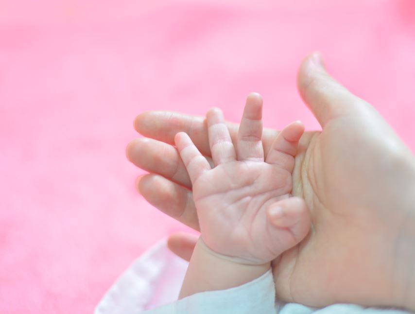 Bebê de três meses deixou o hospital após passar por procedimentos cirúrgicos