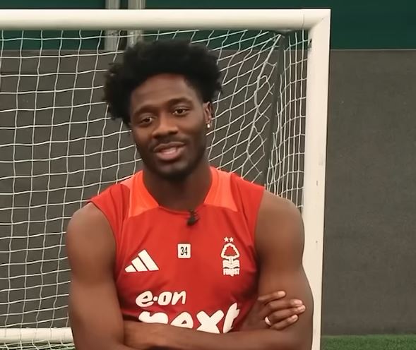 Ola Aina, zagueiro do Nottingham Forest, se defendeu após polêmica em reality show televisivo.