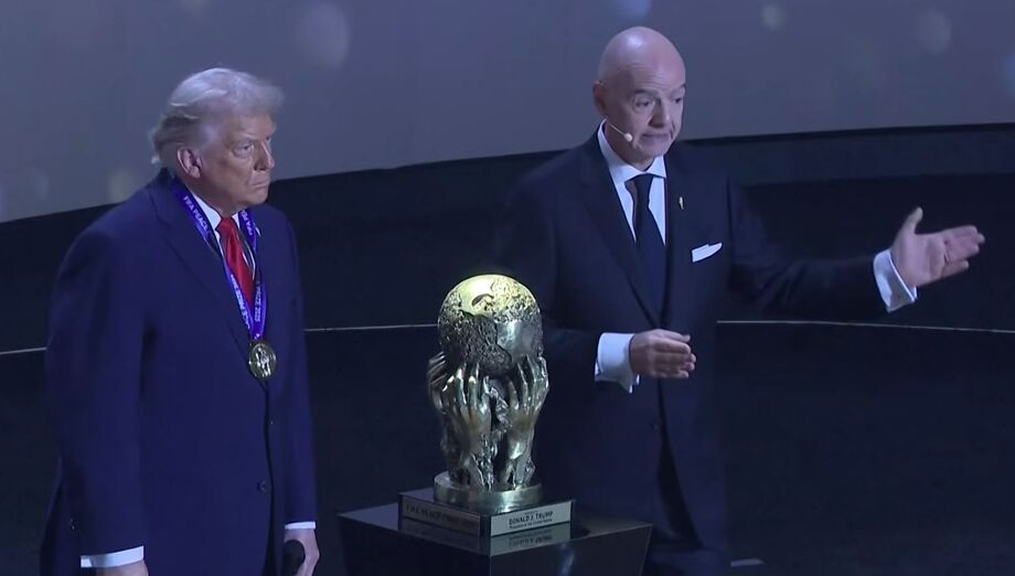 Prêmio da Paz da Fifa é entregue a Donald Trump durante sorteio da Copa do Mundo de 2026.