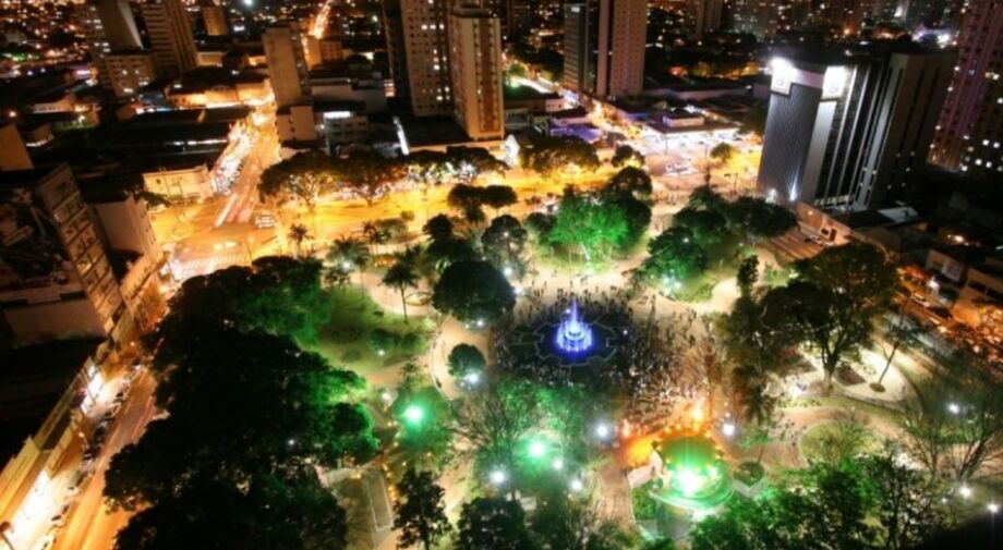 Praça Ary Coelho inicia programação de Natal em Campo Grande com luzes, shows e Casa do Papai Noel.